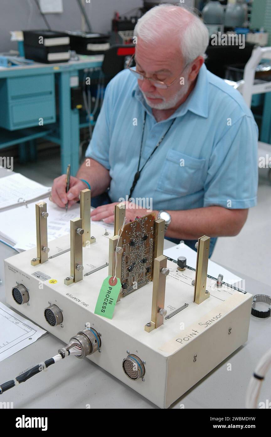 RAUMFAHRTZENTRUM KENNEDY, FLA. - Lloyd Pierce, ein NASA-Prüfingenieur, überprüft elektronische Komponenten im Zusammenhang mit den fehlerhaften Sensorwerten im Flüssigwasserstofftank-Abschaltsensor. Der Sensor hat während des Starts am 13. Juli eine routinemäßige Überprüfung vor dem Start nicht bestanden, was dazu führte, dass Missionsmanager den ersten Startversuch der Discovery bereinigen. Der Sensor schützt die Hauptmotoren des Shuttle, indem er deren Abschaltung auslöst, falls der Kraftstoff unerwartet niedrig ist. Der Sensor ist einer von vier im Bereich flüssigen Wasserstoff des externen Tanks (ET). Stockfoto