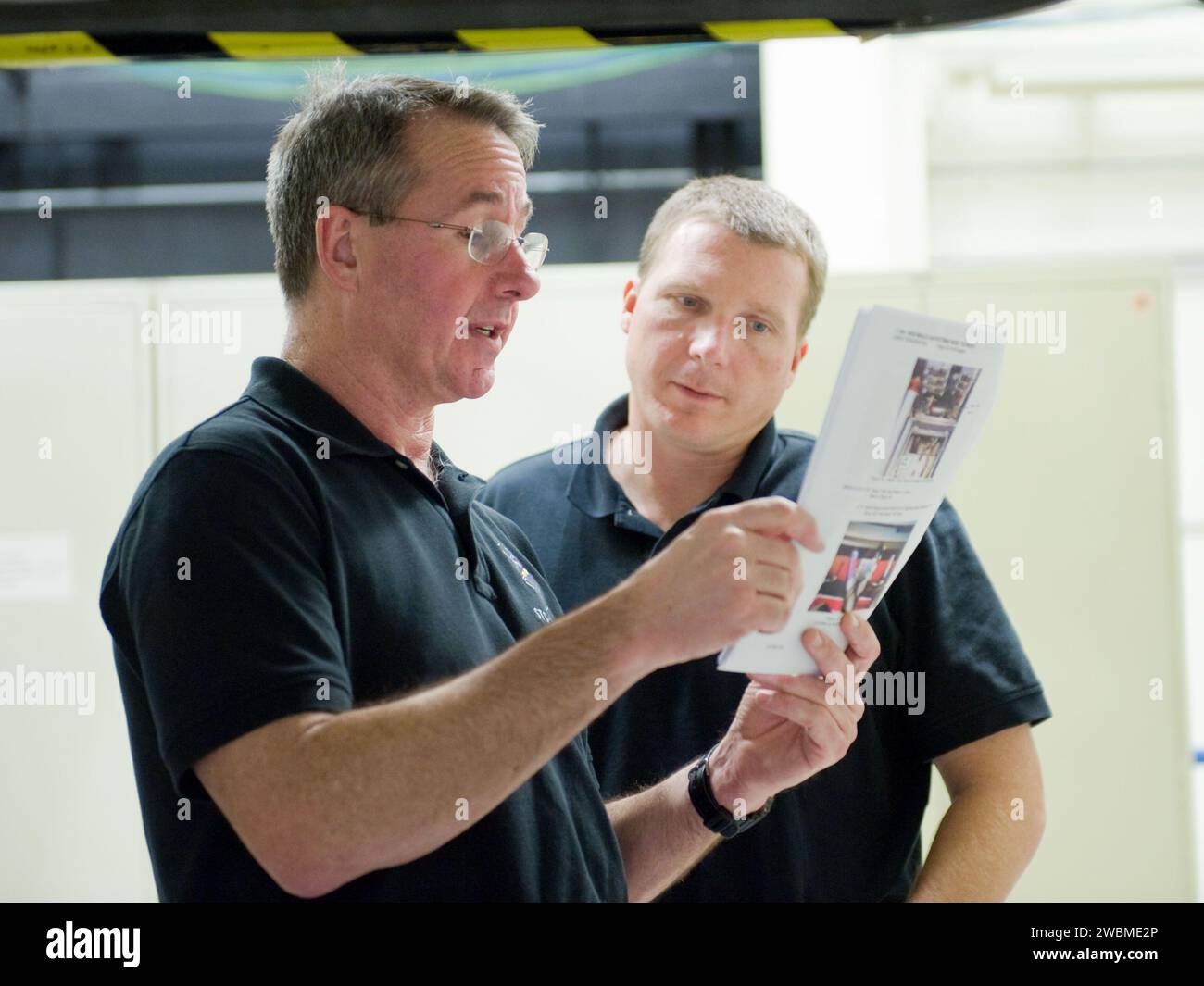 Die STS-130-Besatzung nimmt an der SSMTF COR/ASSY-Verfahrensschulung in Gebäude 9NW Teil, um die Montage und die Betriebsverfahren von Raumfahrzeugen zu üben. Stockfoto