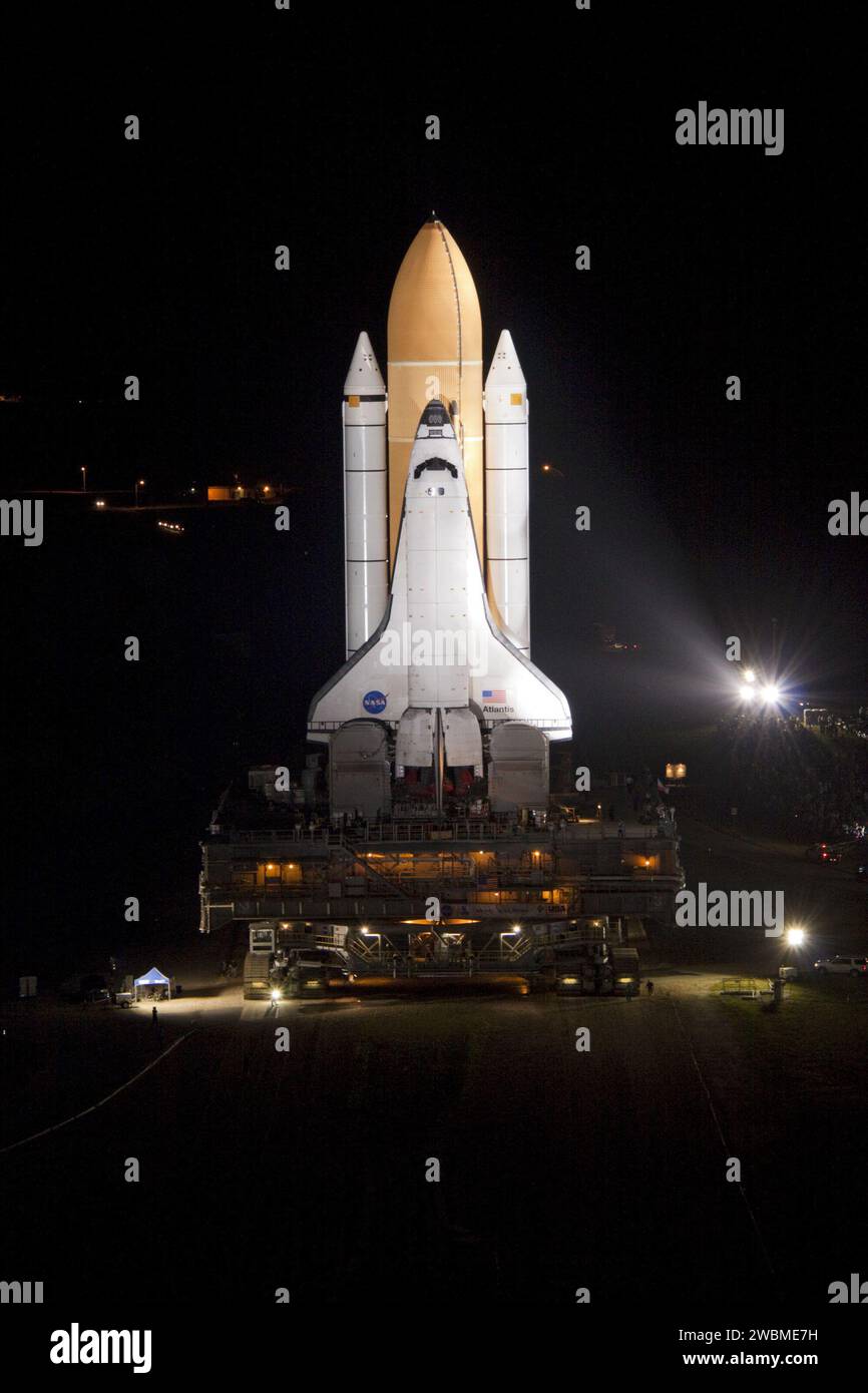 CAPE CANAVERAL, Fla. -- helle Xenon-Lichter bringen das Space Shuttle Atlantis über einen 3,4 km langen Flussstreifen, während das Fahrzeug seine historische letzte Reise vom Vehicle Assembly Building zum Launch Pad 39A im Kennedy Space Center der NASA in Florida begibt. Der Rollout, wie er genannt wird, begann um 20:42 Uhr EDT. Der Raupentransporter braucht etwa sechs Stunden, um Atlantis, an seinem externen Kraftstofftank und festen Raketenverstärkern auf einer mobilen Trägerplattform, zum Startplatz am Meer zu transportieren. Der Meilenstein ebnet den Weg für den Start der STS-135-Mission im International Spa Stockfoto