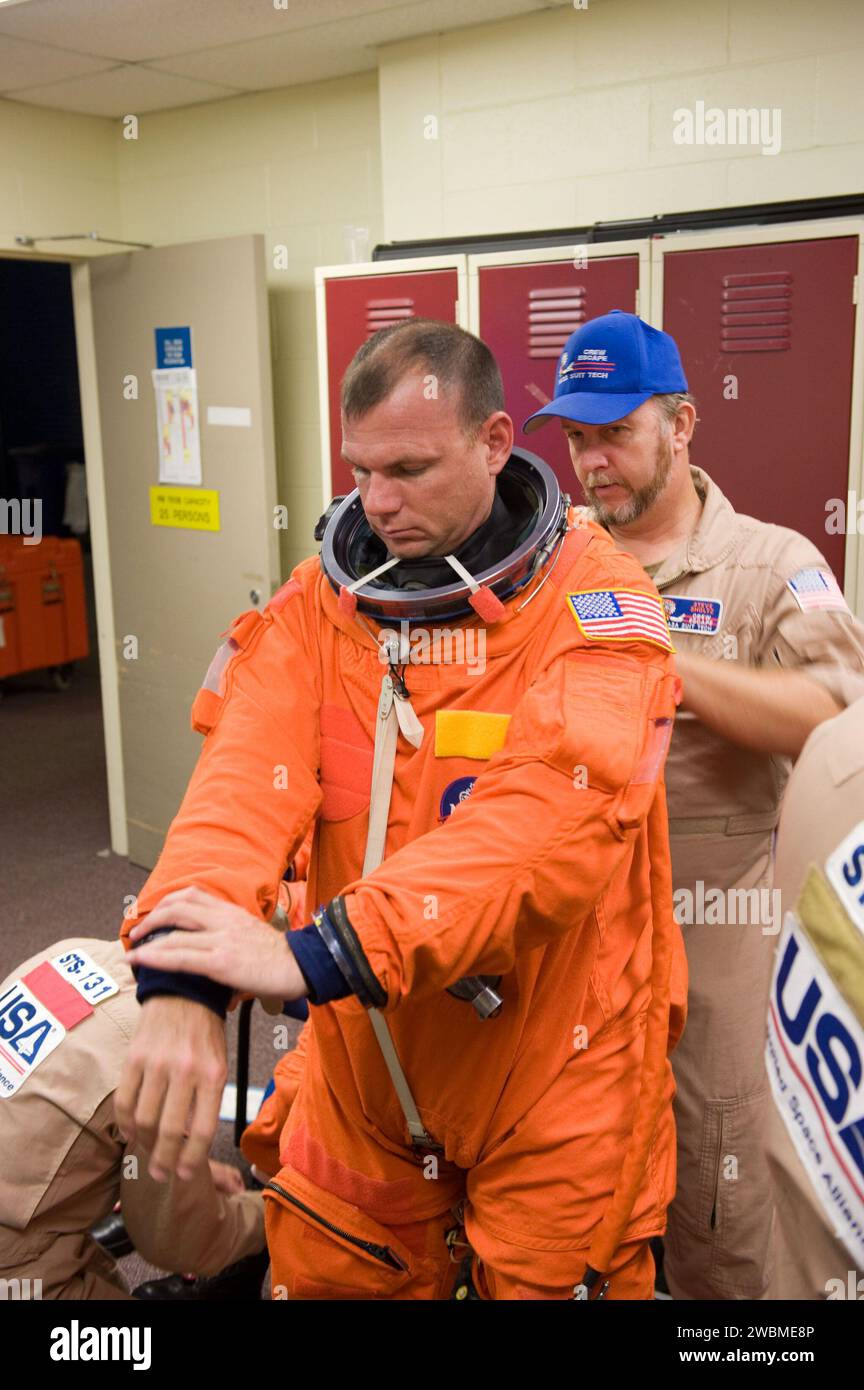 Am 20. Oktober 2009 führten STS-132-Besatzungsmitglieder während der Vorbereitung des Fluges in den NASA-Einrichtungen eine Ausbildung zum Ausstieg der Nutzlast im Gebäude 9NW durch. Stockfoto