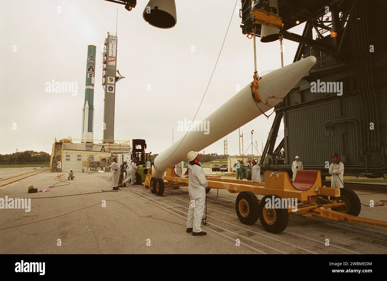 Ein Kran hebt einen festen Raketenverstärker auf dem Launch Pad 17-A, Cape Canaveral Air Force Station, wo er mit einer Delta 7925 Rakete zum Start am 7. April 2001 gepaart wird. Die Rakete wird den 2001 Mars Odyssey Orbiter tragen, der drei wissenschaftliche Instrumente THEMIS, das Gamma Ray Spectrometer (GRS) und das Mars Radiation Environment Experiment (MARIE) enthält. THEMIS wird die Mineralogie und Morphologie der Marsoberfläche mit einer hochauflösenden Kamera und einem Infrarot-Spektrometer kartieren. Das GRS wird eine globale Kartierung der Elementzusammensetzung der Oberfläche und die Bestimmung des Abunds erreichen Stockfoto