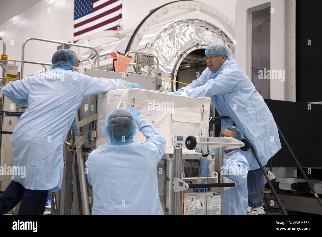 CAPE CANAVERAL, Fla. -- in der Space Station Processing Facility im Kennedy Space Center der NASA in Florida laden Techniker einen Frachtbeutel auf eine Nachschub-Staufach-Plattform. Die Plattform und ihre Ladung werden im Hintergrund im Multifunktions-Logistikmodul Raffaello für den Flug des Space Shuttle Atlantis zur Internationalen Raumstation installiert. Atlantis und seine Nutzlast werden für die STS-135-Mission vorbereitet, die Raffaello mit Vorräten und Ersatzteilen zur Station liefern wird. STS-135, das am 28. Juni starten soll, wird der 33. Flug von Atlantis sein, der 37. Shuttle Stockfoto