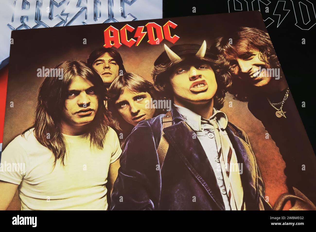 Viersen, Deutschland - 9. Mai. 2023: Closeup der AC DC Band Vinyl-Album-Cover Highway to Hell aus dem Jahr 1979 Stockfoto