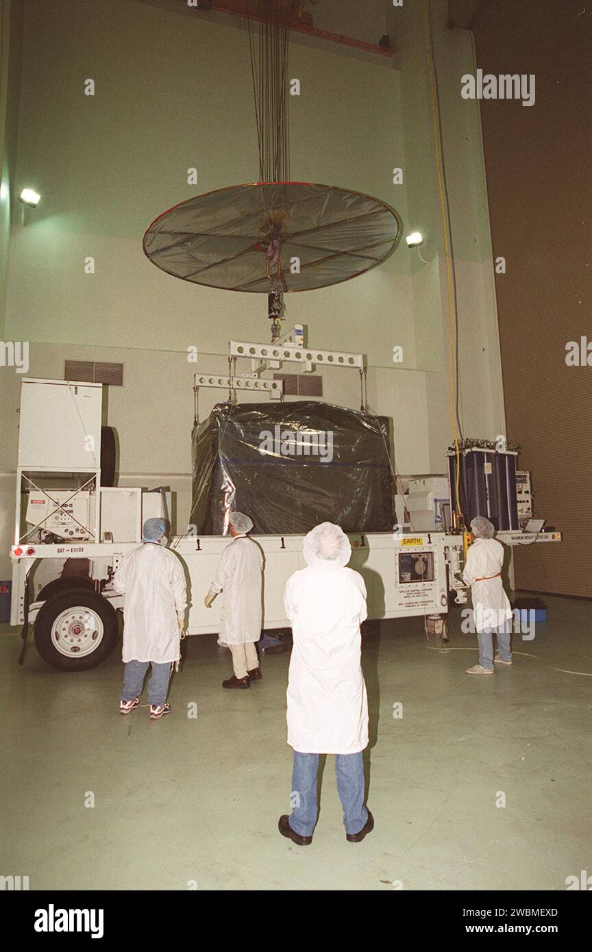 RAUMFAHRTZENTRUM KENNEDY, FLA. -- nach der Ankunft in Astrotech, Titusville, Florida, wird der GOES-M (Geostationary Operational Environmental Satellite) an einem Deckenkran befestigt. Das GO-M liefert Wetterbilder und quantitative Klangdaten, die zur Unterstützung von Wettervorhersagen, Sturmverfolgung und meteorologischer Forschung verwendet werden. Der Satellit wird vor seinem geplanten Start am 12. Juli in Astrotech auf einem Atlas-IIA-Booster, Centaur-Oberstufe von der Cape Canaveral Air Force Station, getestet Stockfoto