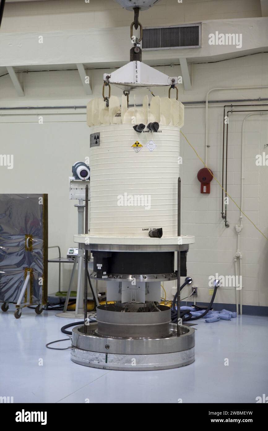 Schutzschichten werden vom MMRTG des Kennedy Space Center für die Mission Mars Science Laboratory entfernt. MMRTG wird die Neugier kontinuierlich durch den Abbau von Plutonium-238 und die Wärmezirkulation fördern, um rover Systeme aufrechtzuerhalten und 10 Instrumente zur Untersuchung chemischer und mikrobieller Lebensbedingungen auf dem Mars zu unterstützen. Stockfoto