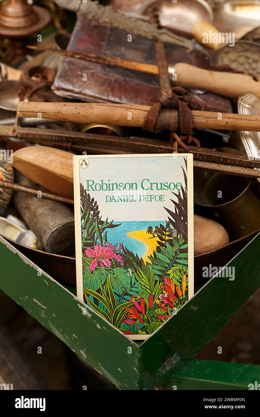 Robinson Crusoe Buch von Daniel Defoe zum Verkauf auf Flohmarkt, monastiraki athen griechenland Stockfoto