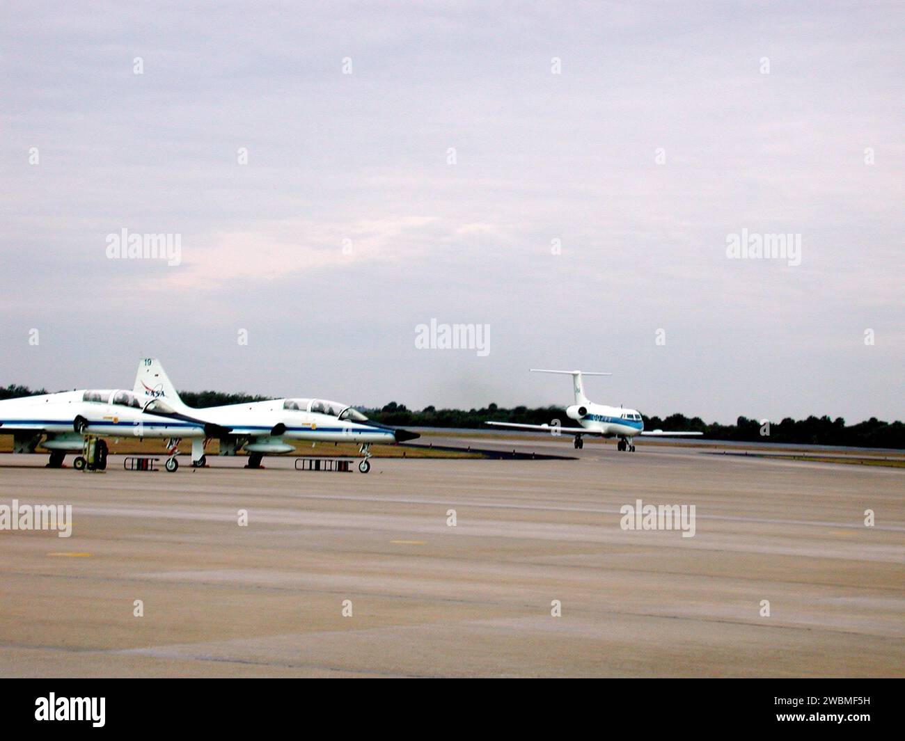 STS-98 Commander Ken Cockrell steuert ein Shuttle-Trainingsflugzeug im ...