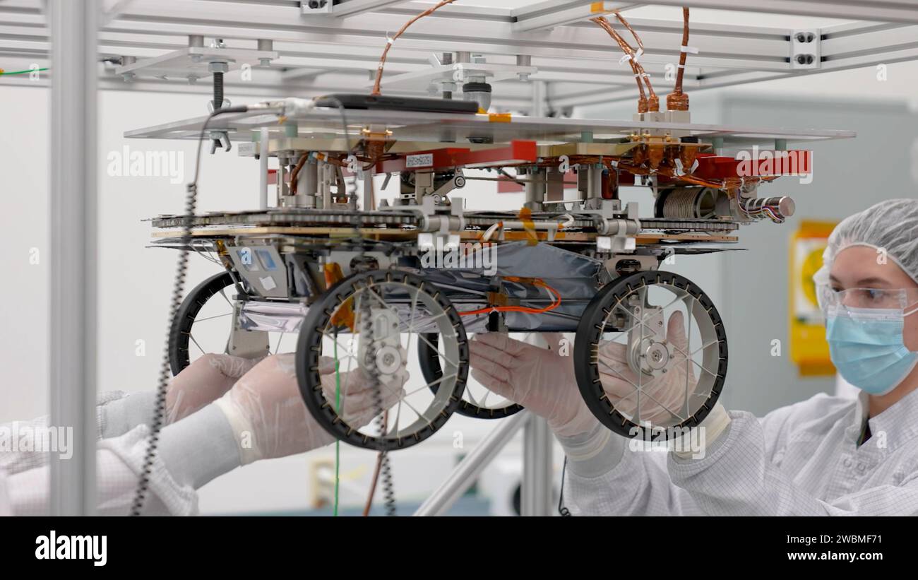 Ingenieure testeten das System, das drei kleine Rover auf die Mondoberfläche absenken wird, wenn die KADER-Technologie der NASA (Cooperative Autonomous Distributed Robotic Exploration) mit einem Mondlander auf dem Mond ankommt. Der Test fand im Dezember 2023 in einem Reinraum des Jet Propulsion Laboratory der NASA in Südkalifornien statt. Auf dem Lander werden drei Auslösersysteme installiert – eines für jeden rover. Zu Beginn des Videos gibt eine Freigabevorrichtung ein knallendes Geräusch aus, das die Einleitung der Bereitstellungssequenz signalisiert. Ein Flugmodell rover wird dann von einem Glasfaserkabel abgesenkt, das von einem m ausgezogen wird Stockfoto