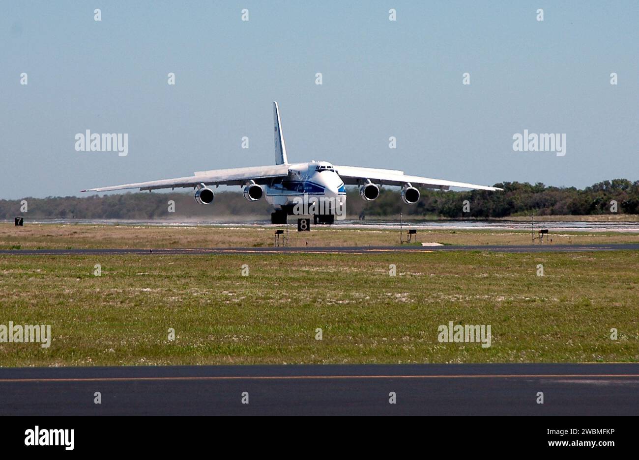 RAUMFAHRTZENTRUM KENNEDY, FLA. - Ein russisches Frachtflugzeug Antonov AH-124-100 landet auf dem Skid Strip der Cape Canaveral Air Force Station. Das Flugzeug liefert eine zweite Stufe Centaur für die Lockheed Martin Atlas V, die Bezeichnung AV-007, das Trägerfahrzeug für den Mars Reconnaissance Orbiter (MRO). Das MRO ist für eine Reihe von globalen Kartierungen, regionalen Vermessungen und gezielten Beobachtungen aus einer nahezu polaren, niedrig gelegenen Marsumlaufbahn konzipiert. Diese Beobachtungen werden in Bezug auf die räumliche Auflösung und Abdeckung, die die Instrumente des Orbiters bei der Beobachtung der Atmosphäre und erreichen, beispiellos sein Stockfoto