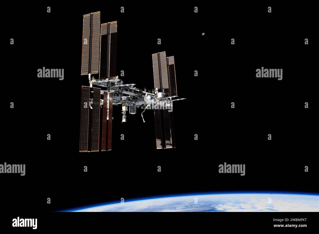 Die ISS wurde am 19. Juli 2011 vom Raumschiff Atlantis fotografiert und zeigt russische Kosmonauten, Japan Aerospace Exploration Astronauten und NASA Astronauten an Bord der Station und des Shuttles. Stockfoto