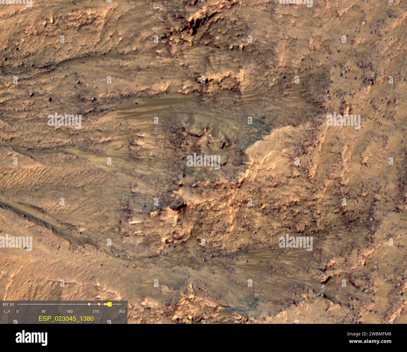 Dieses Bild stammt von Beobachtungen des Newton-Kraters mit der HiRISE-Kamera an Bord des Mars Reconnaissance Orbiters der NASA. Die Merkmale, die sich während der warmen Jahreszeit entlang des Hangs erstrecken, werden als wiederkehrende Steigungslinien bezeichnet. Stockfoto