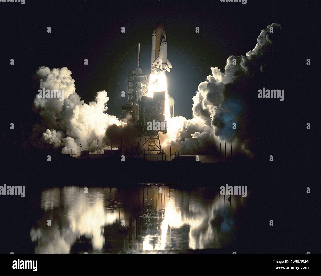 RAUMFAHRTZENTRUM KENNEDY, FLA. -- während das Space Shuttle Atlantis vom Startplatz 39A in den Himmel sprengt, wird das Licht des Auspuffes in verschiedenen Farben festgehalten. Die Mission STS-98 wurde um 18.13 Uhr MEZ beendet. Zusammen mit einer fünfköpfigen Crew trägt Atlantis das U.S. Laboratory Destiny, ein Schlüsselmodul für das Wachstum der Raumstation. Das Schicksal wird mit dem Roboterarm des Shuttles an den Knoten Unity auf der Raumstation angeschlossen. Drei Raumwanderungen sind erforderlich, um die geplanten Bauarbeiten während der 11-tägigen Mission abzuschließen. Diese Mission markiert den siebten Shuttle-Flug zur Raumstation Stockfoto