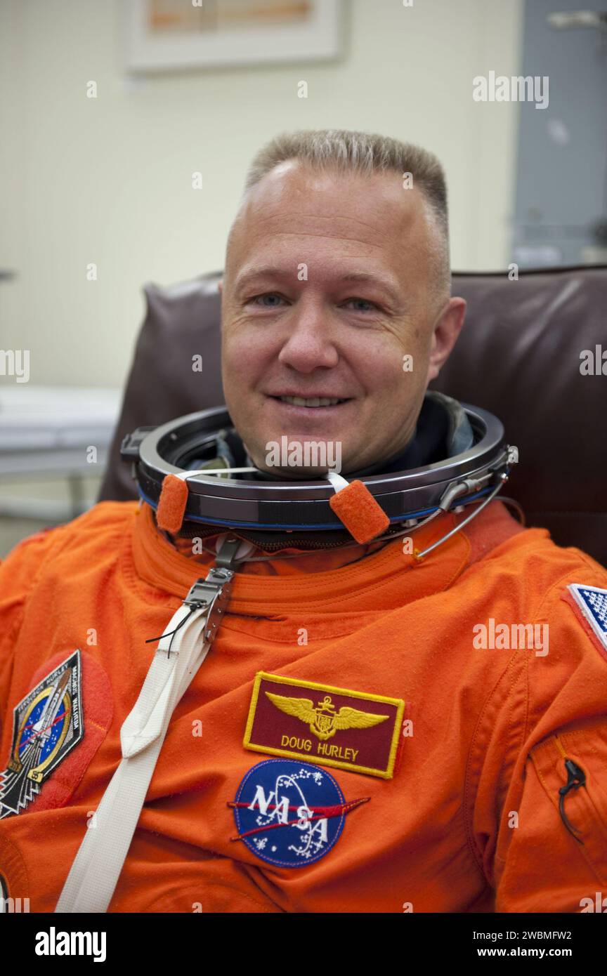 CAPE CANAVERAL, Fla. -- STS-135 Pilot Doug Hurley zieht seinen Start- und Einstiegsanzug im Operations- und Checkout-Gebäude im Kennedy Space Center der NASA in Florida an. Hurley ist einer der letzten vier Astronauten, die an Bord eines Space Shuttle starten. Er ist Colonel im U.S. Marine Corps mit einer Shuttle-Mission unter seinem Gürtel -- STS-127 an Bord Endeavour. Die STS-135 soll am 8. Juli um 11:26 Uhr EDT an Bord des Space Shuttle Atlantis abheben, um eine Mission zur Internationalen Raumstation zu Unternehmen. STS-135 wird das Multifunktions-Logistikmodul Raffaello mit Zubehör und Ersatzteilen für liefern Stockfoto