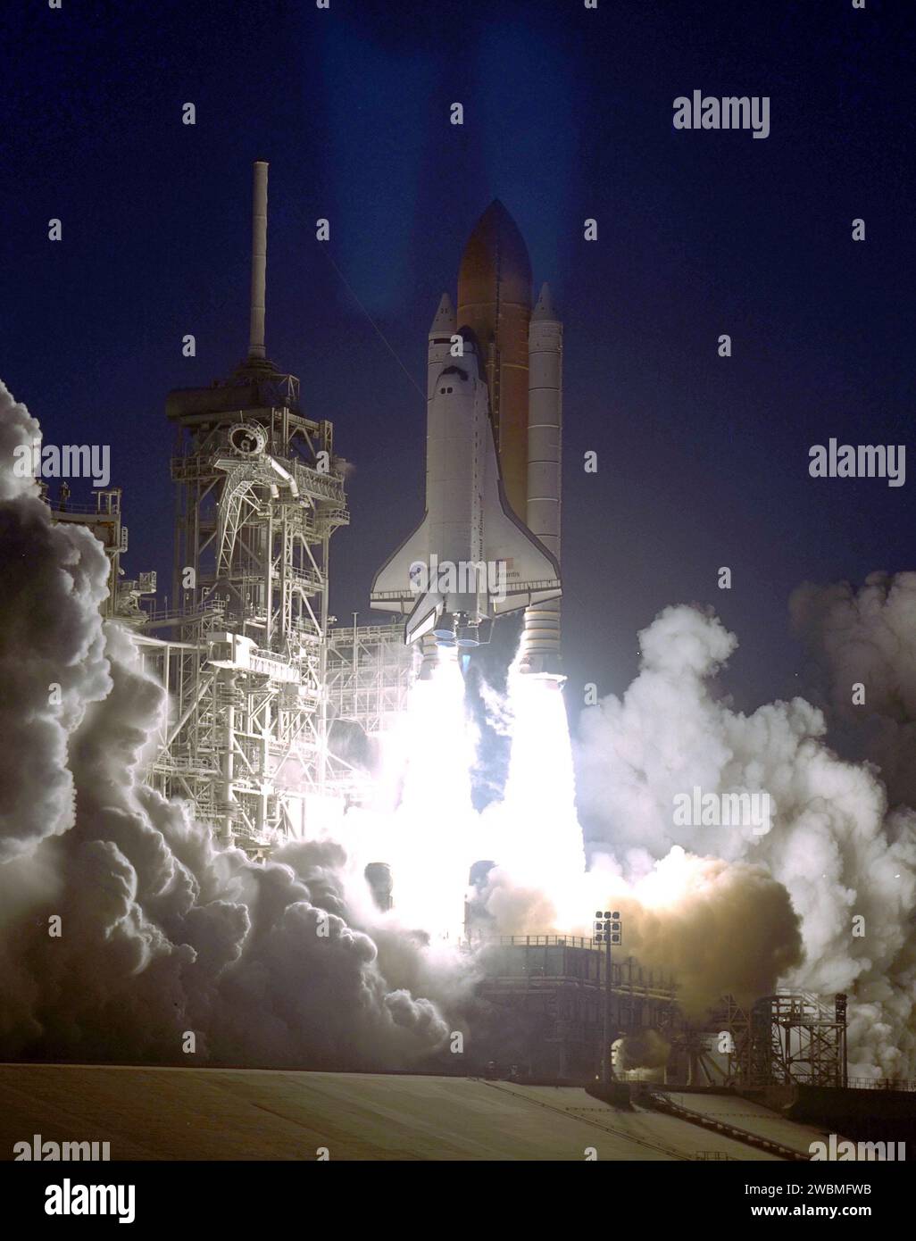 Space Shuttle Atlantis stürmt vom Startplatz 39A auf Mission STS-98 in den Himmel. Der Lifting erfolgte um 6, 13, 02 Uhr EST. Zusammen mit einer fünfköpfigen Crew trägt Atlantis das U.S. Laboratory Destiny, ein Schlüsselmodul für das Wachstum der Raumstation. Das Schicksal wird mit dem Roboterarm des Shuttles an den Knoten Unity auf der Raumstation angeschlossen. Drei Raumwanderungen sind erforderlich, um die geplanten Bauarbeiten während der 11-tägigen Mission abzuschließen. Diese Mission markiert den siebten Shuttle-Flug zur Space Station, den 23. Flug von Atlantis und den 102. Flug insgesamt im Space Shuttle-Programm der NASA. Stockfoto