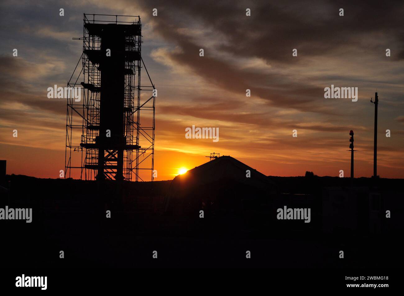 Die Techniker der Luftwaffenbasis Vandenberg bereiten die Glory-Sonde der NASA für die Befestigung an der dritten Stufe der Taurus XL-Rakete auf dem Space Launch Complex 576-E vor, die am 23. Februar einen Start in eine niedrige Erdumlaufbahn anstrebt, um Aerosole, Ruß und Sonneneinstrahlung auf das Klima zu untersuchen. Stockfoto