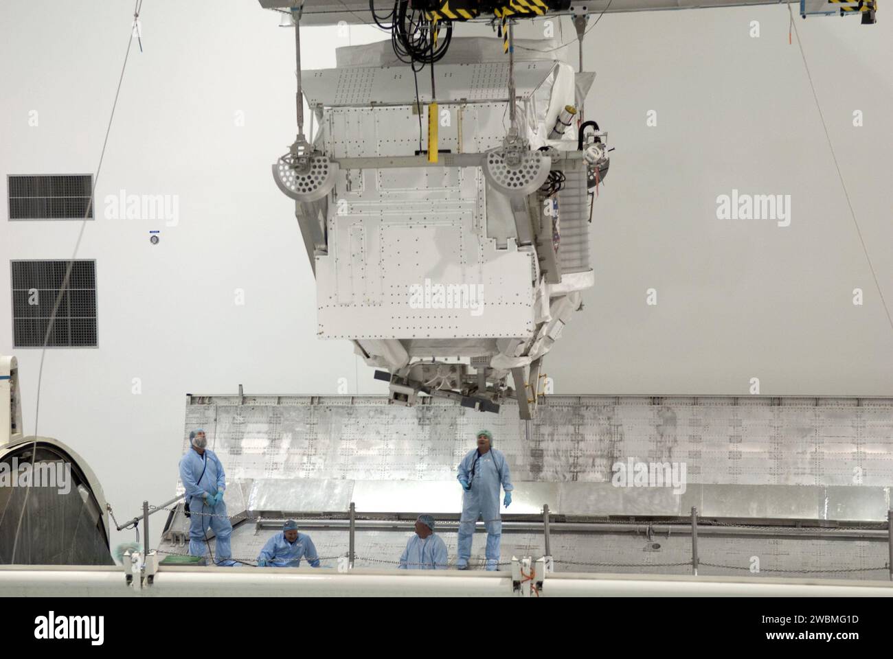 CAPE CANAVERAL, Fla. -- in der Raumstation-Verarbeitungsanlage im Kennedy Space Center der NASA in Florida, befindet sich das Alpha Magnetic Spectrometer-2 AMS über einem Nutzlastbehälter, nachdem Techniker sein Gewicht und seinen Schwerpunkt gemessen haben. Der Kanister wird die raumgebundene Nutzlast auf der Reise zum Launch Pad 39A schützen, wo sie später im Nutzlastbereich des Space Shuttle Endeavour installiert wird. AMS ist ein Teilchenphysik-Detektor, der als externes Experiment auf der Internationalen Raumstation eingesetzt werden soll. Es wird die einzigartige Umgebung des Weltraums nutzen, um das Universum und seinen Ursprung zu erforschen Stockfoto