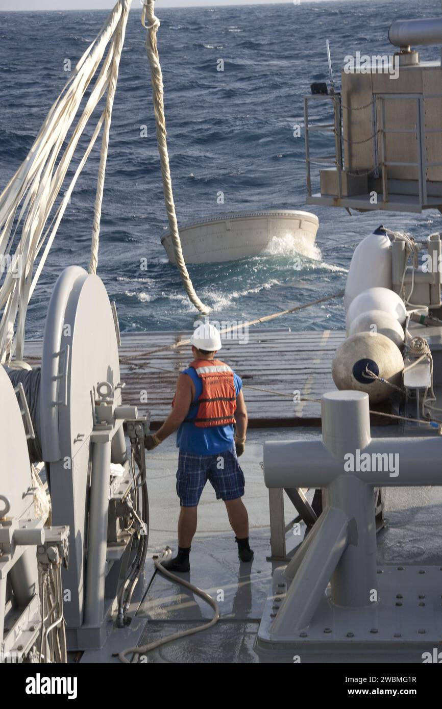 CAPE CANAVERAL, Fla. -- Ein Crewmitglied auf Liberty Star, einem von NASA-Raketen-Booster-Bergungsschiffen, benutzt einen Kran, um die rechte Booster-Nasenkappe aus dem Atlantik zu holen, die nach dem letzten Start der Discovery heruntergespritzt ist. Die beiden soliden Raketenverstärkergehäuse und die dazugehörige Flugausrüstung werden nach jedem Start von Freedom Star und Liberty Star im Atlantik wiedergefunden. Die Booster treffen den Atlantik etwa sieben Minuten nach dem Abheben und die Bergungsschiffe sind etwa 10 Meilen vom Einschlagbereich entfernt, zum Zeitpunkt des Absturzes stationiert. Nachdem die ausgegebenen Segmente pr Stockfoto