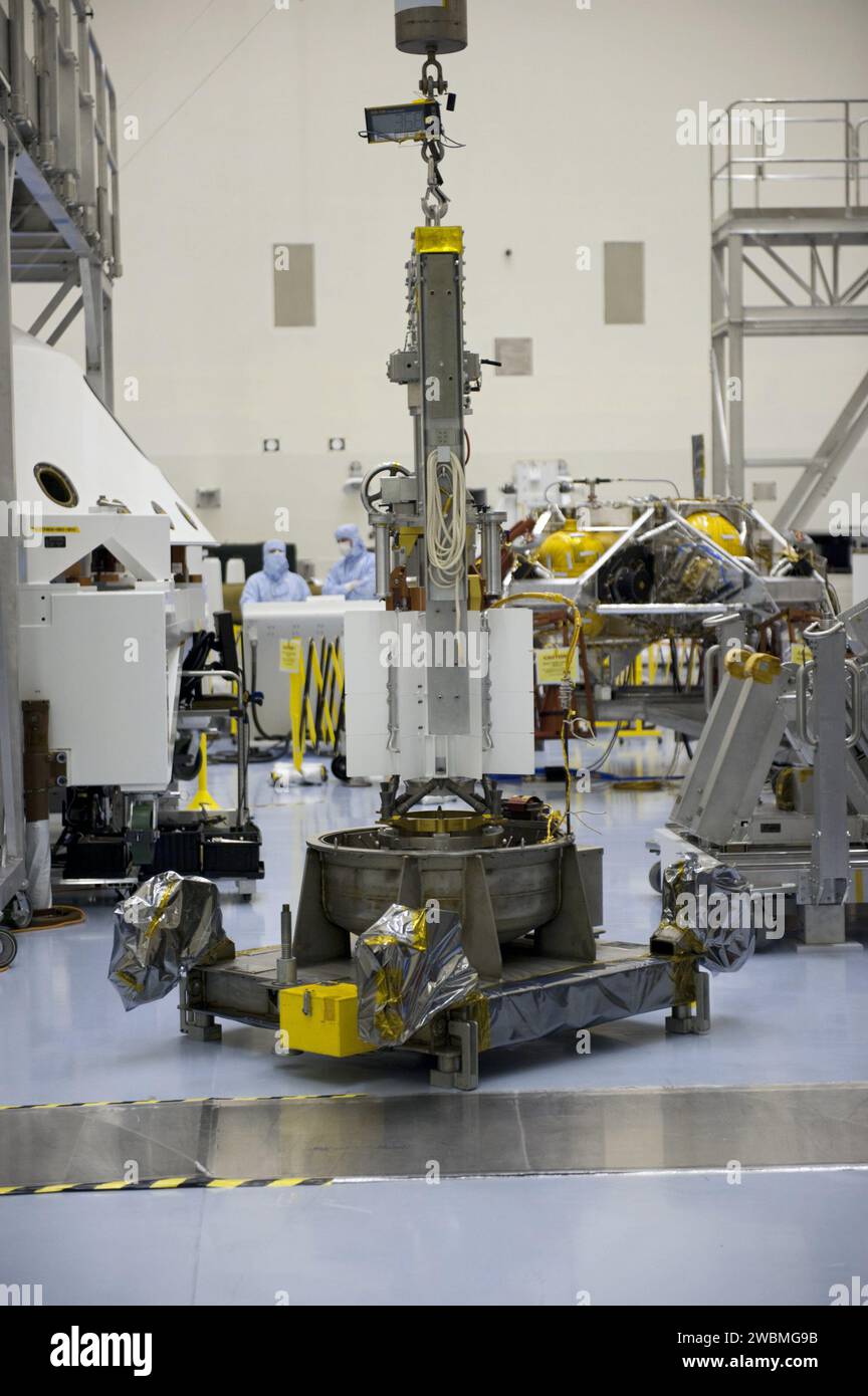 Das MMRTG für das Mars Science Laboratory der NASA befindet sich auf einer Stützbasis in der hohen Bucht des Kennedy Space Center, um den Curiosity rover mit Strom zu versorgen. Stockfoto