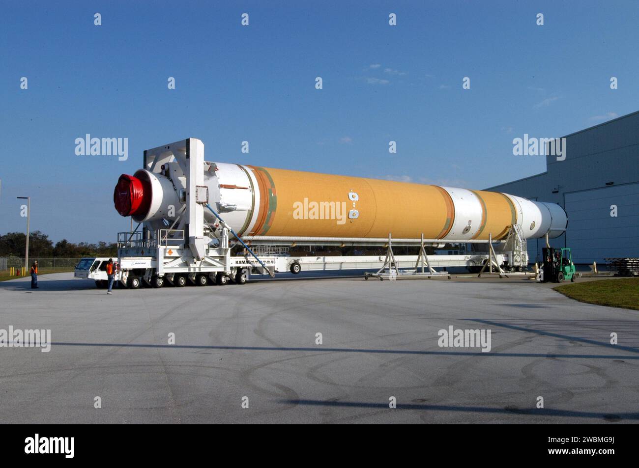 RAUMFAHRTZENTRUM KENNEDY, FLA. - Die erste und zweite Stufe der Boeing Delta IV-Rakete verhandelt eine Wende von der Horizontal Integration Facility, wo die beiden Stufen miteinander verbunden waren, in der Cape Canaveral Air Force Station. Die Rakete wird zum Startplatz gebracht, um sie weiter aufzubauen und mit dem GOES-N-Satelliten zu verbinden. Der Start des GOES-N ist für den 4. Mai geplant. Der Satellit ist der erste von drei für die National Oceanic and Atmospheric Administration, die eine kontinuierliche Überwachung für eine intensive Datenanalyse bereitstellen wird. GOES-N wird eine konstante Mahnwache für die atmosphärische “ Stockfoto