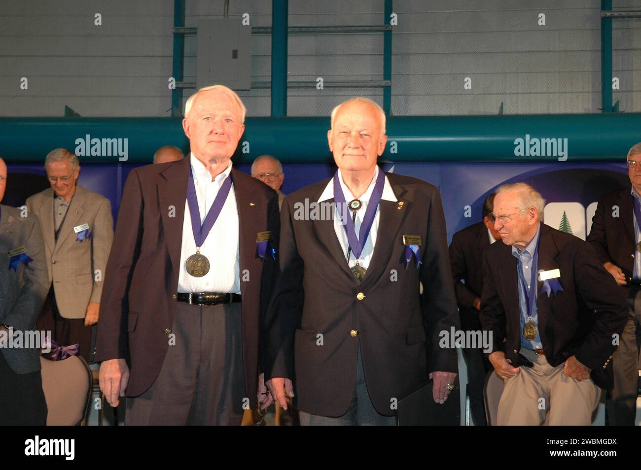 Joe Allen, Bruce McCandless und Gordon Fullerton wurden in die Astronaut Hall of Fame am Apollo-Saturn V Center des Kennedy Space Centers aufgenommen, um ihre Space Shuttle-Flugleistungen und Beiträge zum US-Raumfahrtprogramm zu leisten. Stockfoto