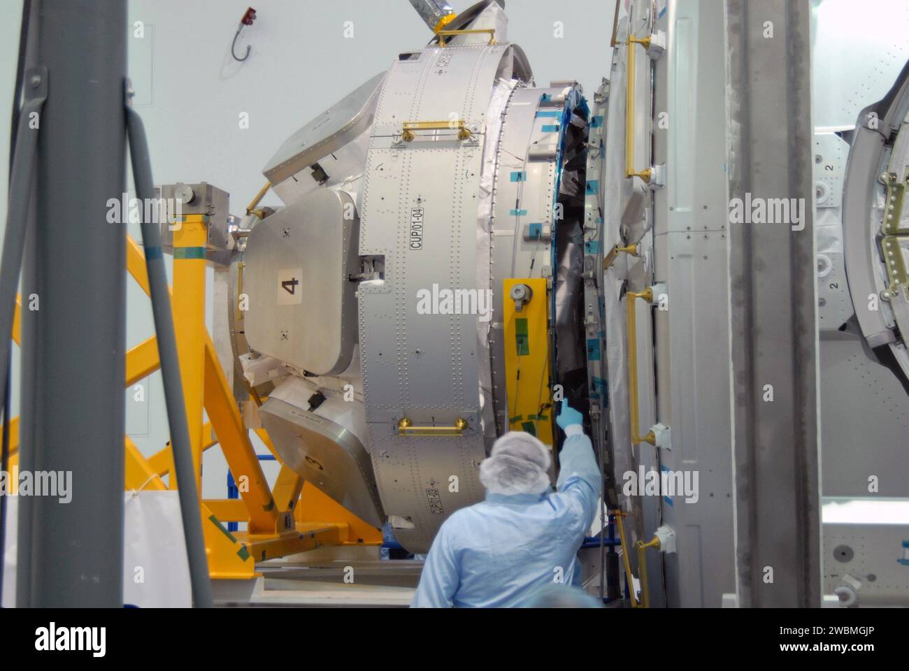 CAPE CANAVERAL, Fla. – In der Raumstation Processing Facility im Kennedy Space Center der NASA in Florida überprüft ein Arbeiter die Ausrichtung des Cupola-Moduls links mit dem Tranquility-Modul rechts. Kuppel und Ruhe sind die Nutzlast für die STS-130-Mission Endeavour zur Internationalen Raumstation. Das Modul wurde von Alenia Spazio in Turin, Italien, für die Europäische Weltraumorganisation gebaut. Wenn die Cupola an das Tranquility Node 3-Modul angeschlossen ist, ähnelt sie einem kreisförmigen Erkerfenster, das eine deutlich bessere Sicht auf das Äußere des Bahnhofs bietet. Knapp 10 Meter in Diamant Stockfoto