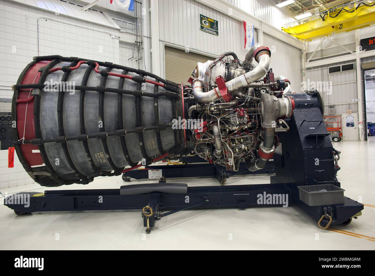 Alle 15 Pratt & Whitney Rocketdyne Space Shuttle Main Engines (SSME) befinden sich zum ersten Mal im Motorenshop des Kennedy Space Center. Sie werden für den Transport an das Stennis Space Center der NASA vorbereitet, wo sie für die Lagerung und den zukünftigen Einsatz auf der Schwerladrakete Space Launch System genutzt werden können. Stockfoto