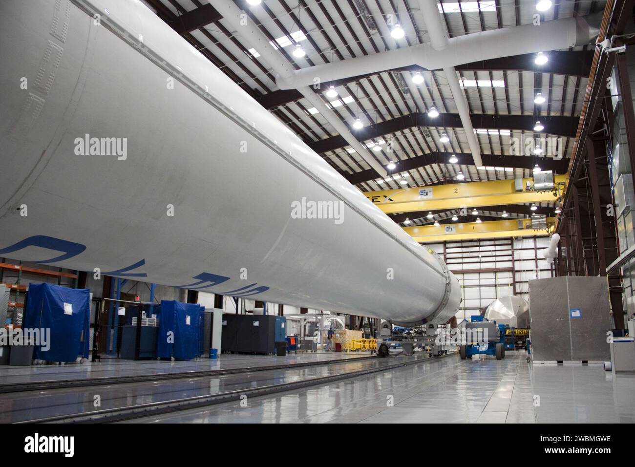 CAPE CANAVERAL, Fla. -- die zweite Stufe für die Space Exploration Technologies Corp. Oder SpaceX, die Falcon 9-Rakete wird in den SpaceX-Hangar auf Pad 40 auf der Cape Canaveral Air Force Station in Florida geliefert. Hier im Vordergrund ist auch die erste Stufe des Falcon 9 zu sehen. Die Falcon-9-Rakete wird Ende 2011 ein zweites Dragon-Raumschiff namens Dragon C2 starten. Die Mission wird die Nahverkehrsoperationen während eines Anflugs innerhalb von sechs Meilen von der Internationalen Raumstation demonstrieren. Die Firma baut den Drachen, um die Station mit Nachschub zu versorgen. SpaceX wurde mit der Auftragsvergabe für Stockfoto