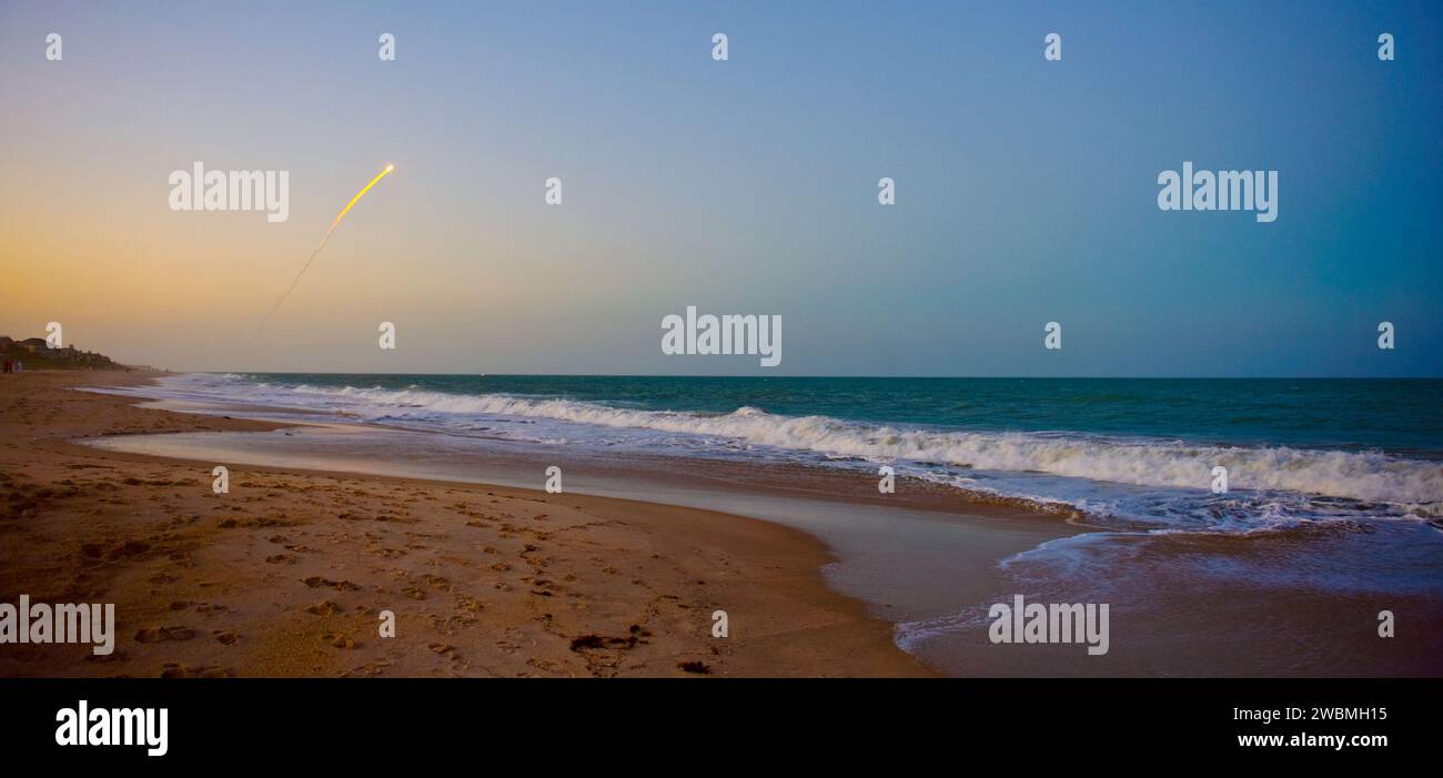 Das STS-119 Space Shuttle startet von einer abgelegenen Küste in John's Island, Vero Beach, Florida, und hebt den Aufstieg und die Beobachtung des Startpfads des Shuttles von der Küste aus hervor. Stockfoto