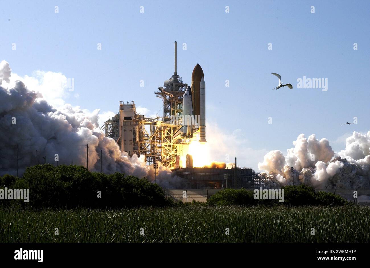 Das Space Shuttle Atlantis hebt vom Kennedy Space Center auf der Mission STS-110 um 16:44:19 Uhr EDT ab. Der Flug ist die 13. Versammlungsmission zur Internationalen Raumstation. Stockfoto