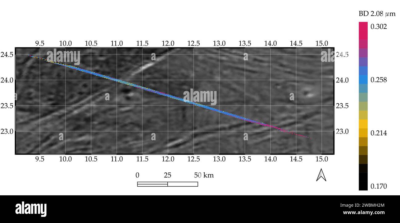 Die verarbeiteten Daten des Jovian Infrarot Auroral Mapper (JIRAM) Spektrometers an Bord der Juno-Mission der NASA werden auf einem Mosaik optischer Bilder von der Galileo und Voyager-Raumsonde der Agentur überlagert, die grooviges Gelände auf dem Jupitermond Ganymede zeigen. Dieses zusammengesetzte Bild deckt einen Teil von Phrygia Suclus nordöstlich von Nanshe Catena auf Ganymede ab. Die Daten wurden von Juno während seines Vorbeiflugs des Eismondes am 7. Juni 2021 aufgenommen. Die JIRAM-Daten werden durch die farbige Linie dargestellt, die von oben links nach unten rechts in der Grafik verläuft. Die Linie zeigt eine Zunahme der Intensität des spektralen Signatu Stockfoto