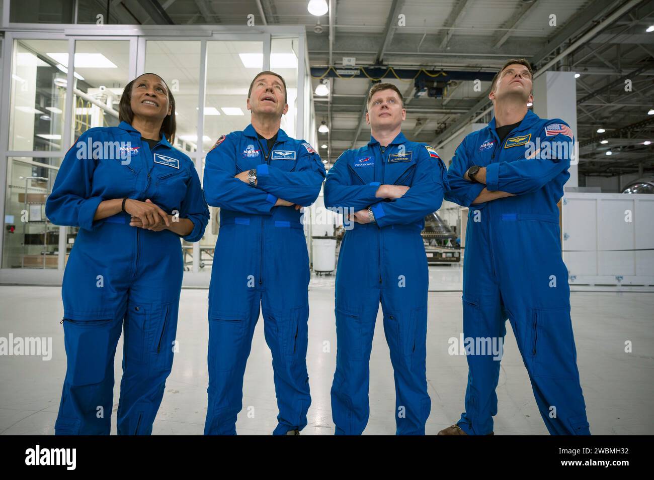 Jsc2023e066253 (15. Oktober 2023) ---- die vier SpaceX-Crew-8-Crew-Mitglieder (von links) Jeanette Epps und Michael Barratt, beide NASA-Astronauten Alexander Grebenkin aus Roscosmos und Matthew Dominick von der NASA, werden während eines Trainings im SpaceX-Hauptquartier in Hawthorne, Kalifornien, gezeigt. Stockfoto