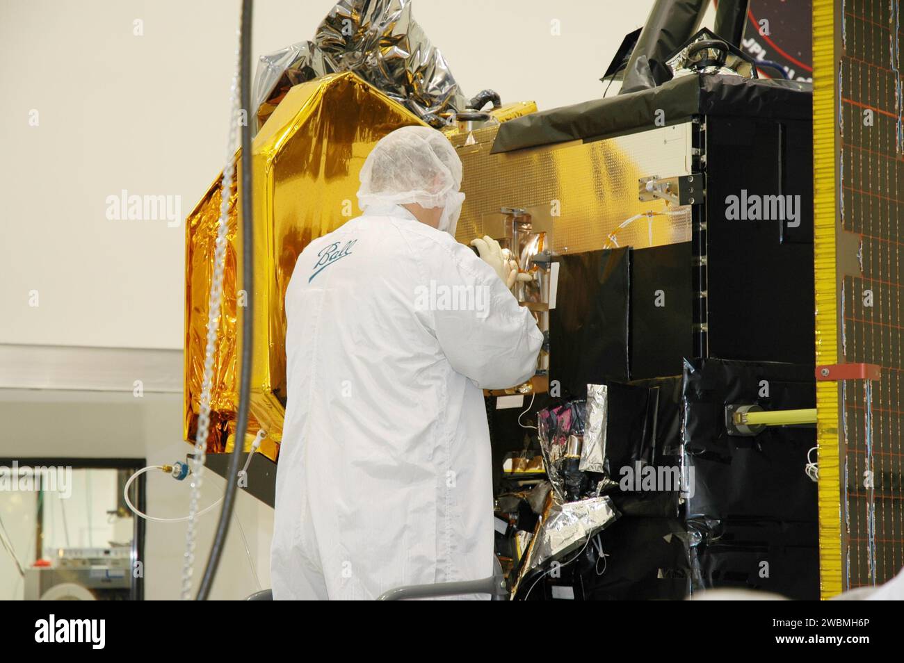 Ball Aerospace-Techniker von Astrotech bereiteten das Flyby-Raumfahrzeug Deep Impact für die Installation von Flugbatterien vor. Die dreiachsige stabilisierte Raumsonde nutzt eine feste Solarzelle und eine NiH2-Batterie, um ihre Systeme während der Mission zum Kometen Tempel 1 am 4. Juli 2005 mit Strom zu versorgen. Stockfoto