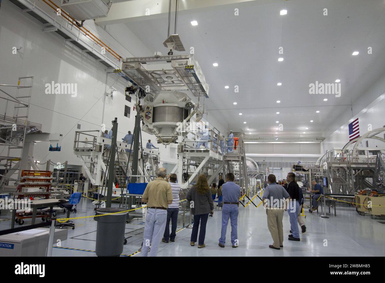 CAPE CANAVERAL, Fla. -- in der Raumstation-Verarbeitungsanlage im Kennedy Space Center der NASA in Florida bewegt sich das Alpha Magnetic Spectrometer-2 (AMS) von seinem primären Arbeitsstand zum Gewicht- und Schwerpunktstand, wo die letzten Messungen vor dem Start durchgeführt werden. Als Nächstes wird AMS in einen Nutzlastbehälter gebracht. Der Kanister wird die raumgebundene Nutzlast auf der Reise zum Launch Pad 39A schützen, wo sie später im Nutzlastbereich des Space Shuttle Endeavour installiert wird. AMS ist ein Teilchenphysik-Detektor, der als externes Experiment im Internationalen Weltraum eingesetzt werden soll Stockfoto