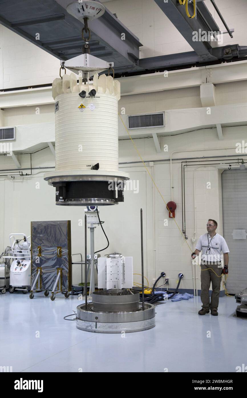 Schutzschichten werden vom MMRTG im Kennedy Space Center entfernt, wodurch überschüssige Wärme abgeführt werden kann. Der Generator liefert eine kontinuierliche Plutonium-238-Leistung und Wärmezirkulation, um Curiosity rover Instrumente, Computer und Systeme während der Mission Mars Science Laboratory zu erhalten. Stockfoto