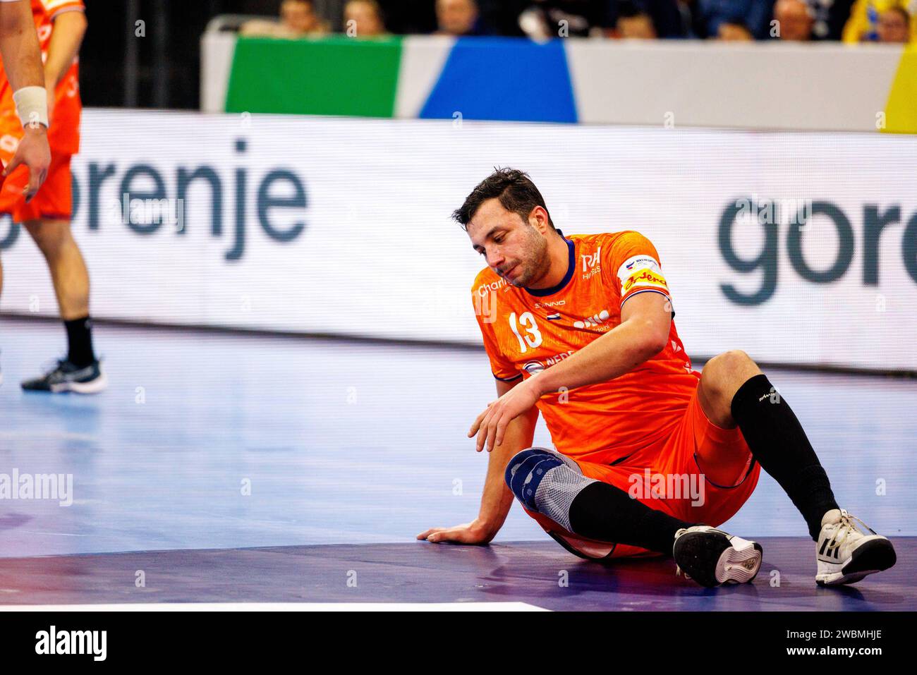 MENS EHF EURO 2024: Niederlande - Georgien, 11.01.2024, Mannheim Samir Benghanem 13, Niederlande NED, Green Park/Handbal Aalsmeer am Boden Emotion Frust Spiel der MENS EHF EURO 2024: Niederlande - Georgien am 11.01.2024 in der SAP-Arena Mannheim SAP-Arena Baden-Württemberg Deutschland *** MENS EHF EURO 2024 Netherlands Georgia, 11 01 2024, Mannheim Samir Benghanem 13, Niederlande NED , Green Park Handbal Aalsmeer am Boden Emotion Frust Spiel der MENS EHF EURO 2024 Niederlande Georgia am 11 01 2024 in der SAP Arena Mannheim Mannheim SAP Arena Baden Württemberg Deutschland Copyright: xBEAUT Stockfoto