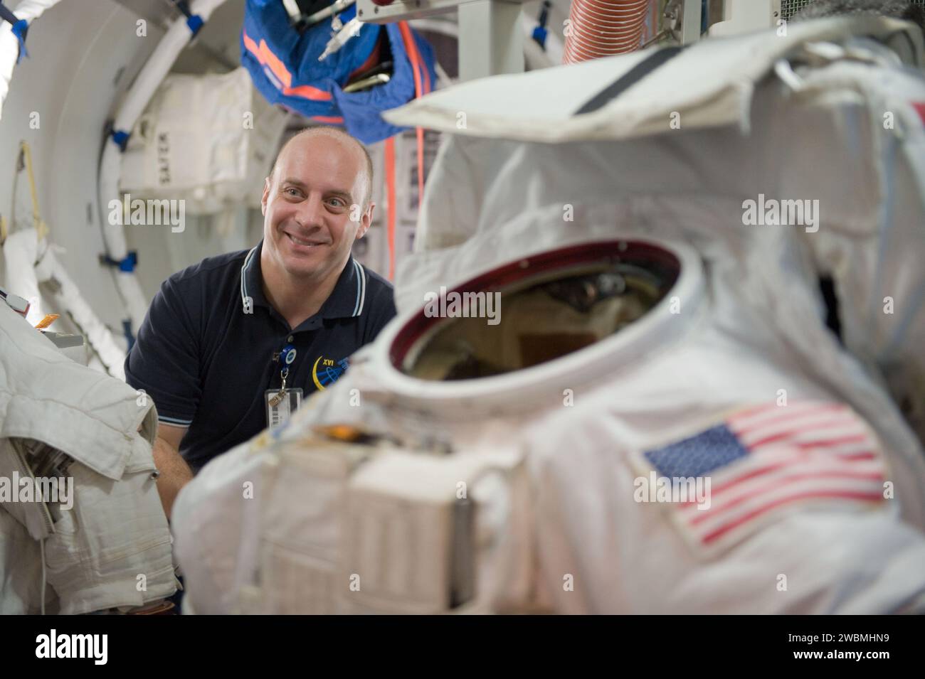 Astronaut Garrett Reisman, Missionsspezialist der STS-132, trainiert am 29. September 2009 im Johnson Space Center der NASA in einem Modell der Internationalen Raumstation. Stockfoto