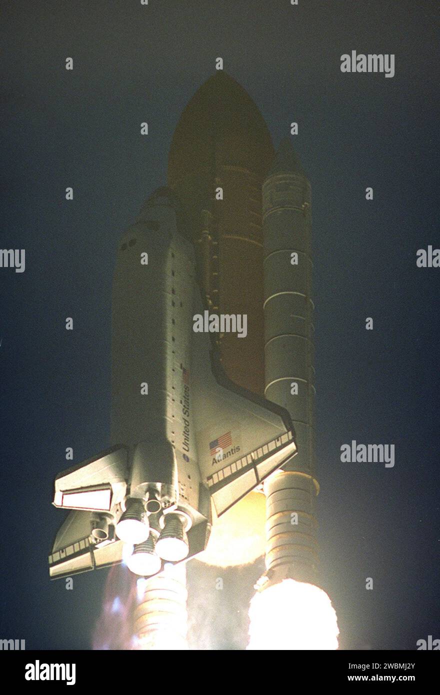 Mit seinem in Licht getauchten Schwanz brüllt das Space Shuttle Atlantis auf der Mission STS-98 in den Weltraum. Der Lifting erfolgte um 6, 13, 02 Uhr EST. Zusammen mit einer fünfköpfigen Crew trägt Atlantis das U.S. Laboratory Destiny, ein Schlüsselmodul für das Wachstum der Raumstation. Das Schicksal wird mit dem Roboterarm des Shuttles an den Knoten Unity auf der Raumstation angeschlossen. Drei Raumwanderungen sind erforderlich, um die geplanten Bauarbeiten während der 11-tägigen Mission abzuschließen. Diese Mission markiert den siebten Shuttle-Flug zur Space Station, den 23. Flug von Atlantis und den 102. Flug insgesamt im Space Shuttle Progra der NASA Stockfoto