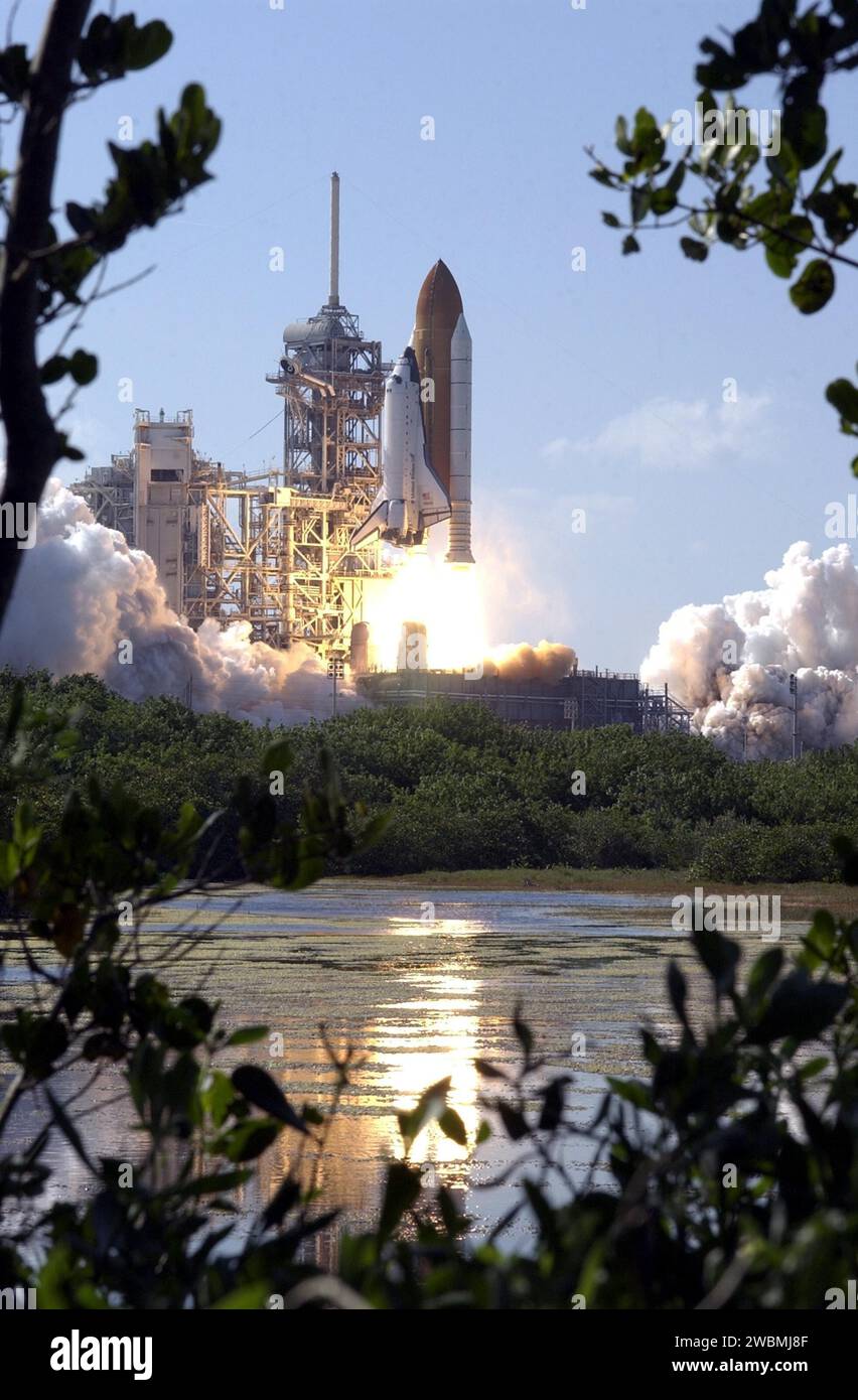 Das Space Shuttle Atlantis startete auf der STS-110 um 16:44:19 Uhr EDT, dem 13. Sammelflug zur Internationalen Raumstation. Stockfoto