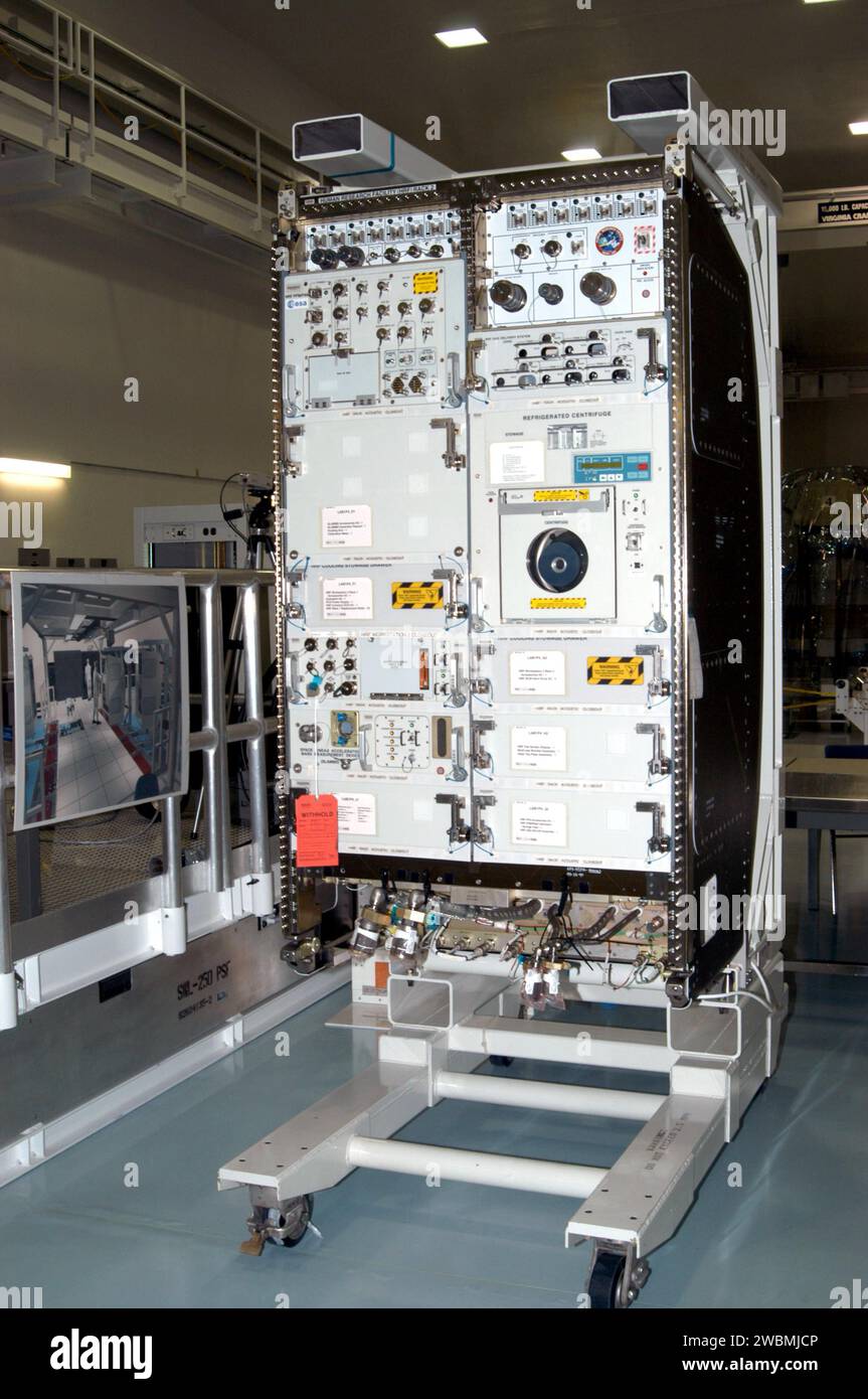 RAUMFAHRTZENTRUM KENNEDY, FLA. - In der Verarbeitungsanlage der Raumstation befindet sich das Wissenschaftsregal der Human Research Facility-2 (HRF-2) auf einem Stand, der darauf wartet, in das Mehrzwecklogistikmodul Raffaello für den Flug mit der Mission STS-114 des Space Shuttle Discovery installiert zu werden. Die HRF-2 wird der Internationalen Raumstation zusätzliche biomedizinische Instrumente und Forschungskapazitäten zur Verfügung stellen. HRF-1, seit Mai 2001 im US-Labor installiert, enthält ein Ultraschallgerät und einen Gasanalysator. Beide Racks bieten Struktur-, Strom-, Wärme-, Befehls- und Datenverarbeitung sowie Kommunikation und t Stockfoto