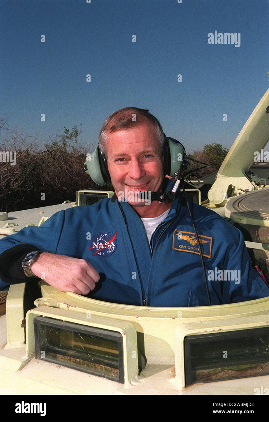 Ein lächelnder Ken Cockrell, Kommandeur auf STS-98, macht sich bereit, den Fahrersitz in einem M-113 gepanzerten Träger zu nehmen, Teil des Notausstiegstrainings auf der Launch Pad 39A Im Falle eines Notfalls vor dem Start auf der Anlegestelle könnte der Träger dazu genutzt werden, die Besatzung zu einem Bunker oder weiter zu transportieren. Die STS-98-Crew ist bei KSC, um an den Demonstrationstests für den Terminal Countdown teilzunehmen, die auch einen simulierten Countdown für den Start beinhalten. STS-98 ist der siebte Bauflug zur Internationalen Raumstation und trägt als Nutzlast die U.S. Lab Destiny, ein Schlüsselelement beim Bau von t Stockfoto