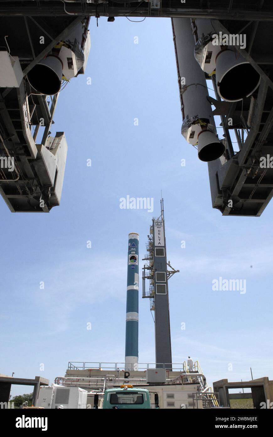 CAPE CANAVERAL, Fla. – Auf dem Startkomplex 17-B an der Cape Canaveral Air Force Station wartet die erste Stufe der Delta-II-Rakete im Hintergrund auf den mobilen Dienstturm und die festen Raketenverstärker (oberer Vorboden), die befestigt werden. Die Delta II ist die Trägerrakete für das Raumschiff STSS Demonstrator. Die STSS Demonstratoren sind ein Midcourse Tracking Technologie Demonstrator und Teil eines sich entwickelnden ballistischen Raketenabwehrsystems. STSS ist in der Lage, Objekte nach der Boost-Phase zu verfolgen und liefert Bahninformationen an andere Sensoren. Es wird von der NASA für die Miss gestartet Stockfoto