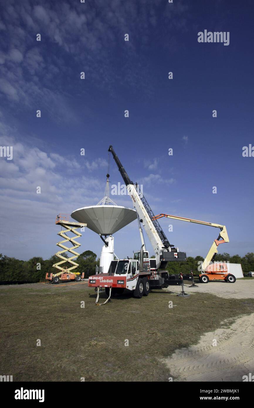 CAPE CANAVERAL, Fla. – Im Kennedy Space Center der NASA in Florida werden Dish-Antennen-Arrays mit 40 Fuß Durchmesser als Teil des Antenna Test Bed Array für das Ka-Band Objects Observation and Monitoring (Ka-BOOM)-System gebaut. Die Antennen werden Teil der Kommandozentrale der Operation sein. Die Baustelle befindet sich in der Nähe der ehemaligen vertikalen Verarbeitungsanlage, die abgerissen wurde. Das Ka-BOOM-Projekt ist einer der letzten Schritte bei der Entwicklung der Techniken zum Aufbau eines hochauflösenden Hochleistungs-Radarsystems, das zu einem erdnahen Objekt-Frühwarnsystem werden kann. Und auch Stockfoto