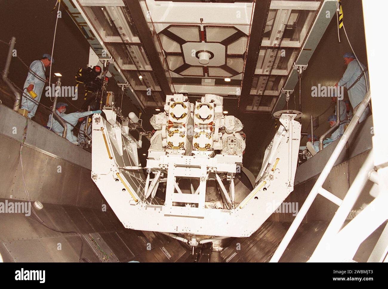 Der 57,7-Fuß-Roboterarm des kanadischen SSRMS mit sieben Gelenken wurde für STS-100 in einen Nutzlastbehälter abgesenkt, wo er die Nutzlastabwicklung und das Andocken des Shuttles unterstützt. Er ist selbstversetzbar über einen verriegelnden Endeffektor und wird für den Start am 19. April von Pad 39A, KSC, an den Außenanschlüssen der ISS angebracht. Stockfoto