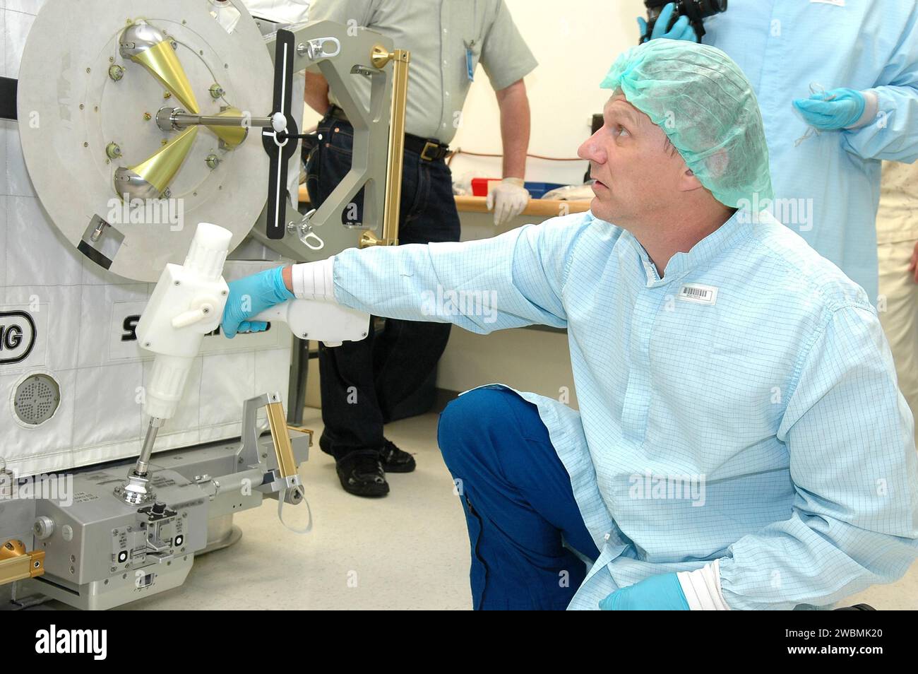 Im Kennedy Space Center überprüft Mission Specialist Piers J. Sellers den Freigabemechanismus auf dem SPACEHAB Enhanced Deployable FRAM während des Schnittstellentests der Besatzungsausrüstung. Der Test macht die Astronauten für STS-121 an Bord des Space Shuttle Atlantis vertraut, das im Juli starten soll. Stockfoto