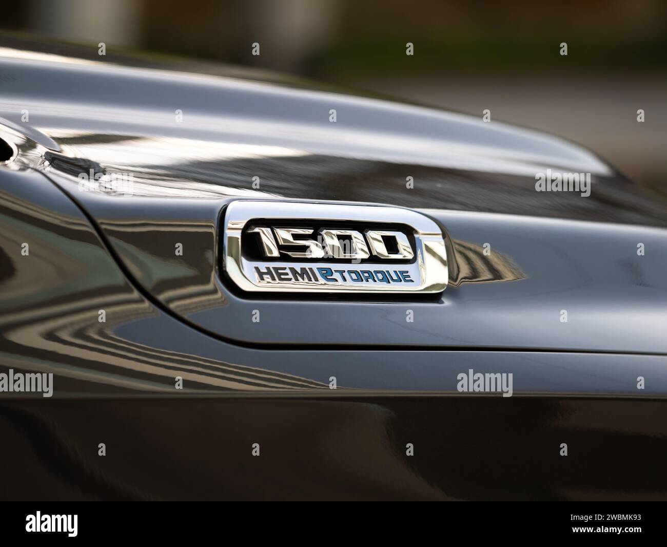 RAM 1500 eTorque Emblem auf einem Dodge Pickup Truck. Verchromtes Schild an der Seite der Motorhaube. Nahaufnahme des Brandings auf der Außenseite des amerikanischen Fahrzeugs. Stockfoto