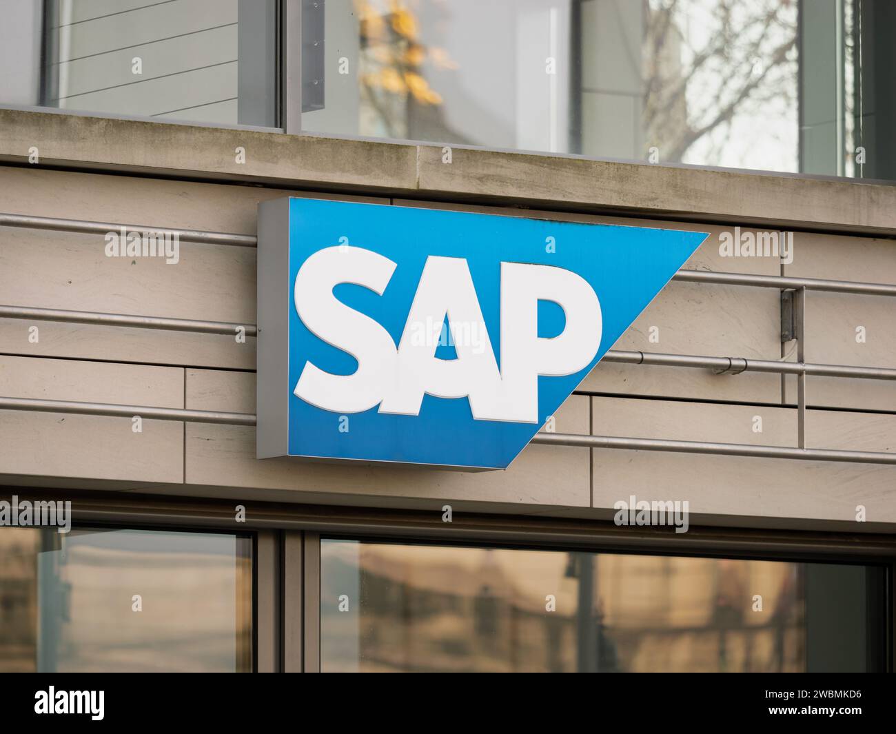 SAP-Logo auf der Außenseite des Bürogebäudes. Das deutsche Softwareunternehmen ist ein großer Arbeitgeber und Entwickler von Unternehmenslösungen für Kunden. Stockfoto