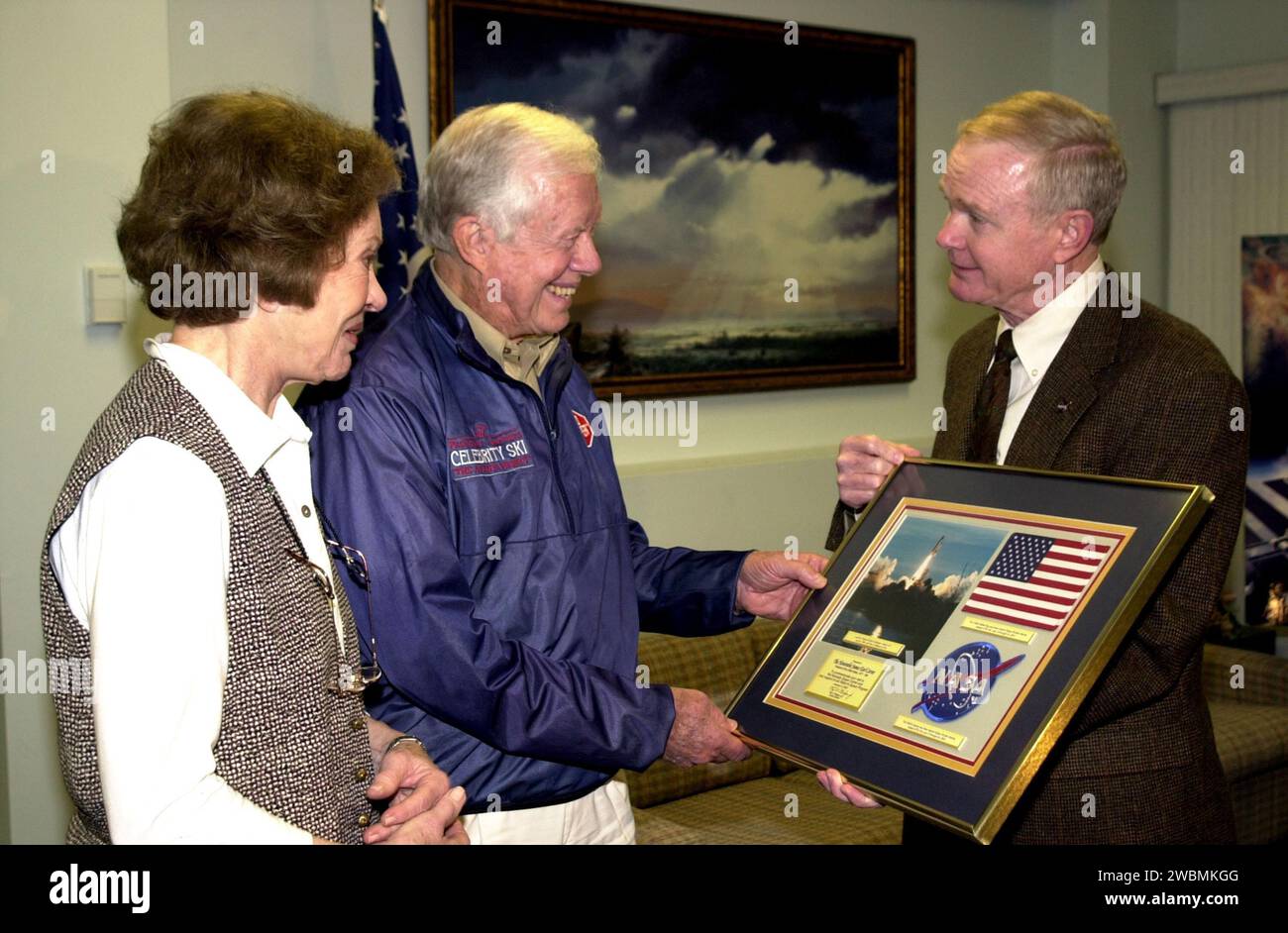 RAUMFAHRTZENTRUM KENNEDY, FLA. -- während eines Besuchs im Kennedy Space Center erhält der ehemalige Präsident Jimmy Carter (Mitte) eine besondere Präsentation von Center Director Roy D. Bridges Jr. Mit Carter ist seine Frau, die ehemalige First Lady Rosalyn Carter Stockfoto