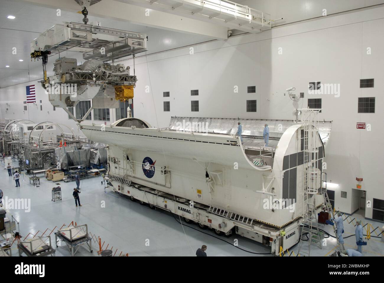 CAPE CANAVERAL, Fla. -- in der Space Station Processing Facility im Kennedy Space Center der NASA in Florida wird Express Logistics Carrier-3 von seinem Hauptarbeitsplatz in einen Nutzlastbehälter verlegt. Der Kanister wird die raumgebundene Nutzlast auf der Reise zum Launch Pad 39A schützen, wo sie später im Nutzlastbereich des Space Shuttle Endeavour installiert wird. ELC-3 ist mit einer Vielzahl von Ersatzteilen für die Internationale Raumstation ausgestattet, einschließlich zwei S-Band-Kommunikationsantennen, einem Hochdruckgastank, zusätzlichen Ersatzteilen für Dextre und Mikrometeoroid-Abschirmungen. ELC-3 wird fliegen Stockfoto