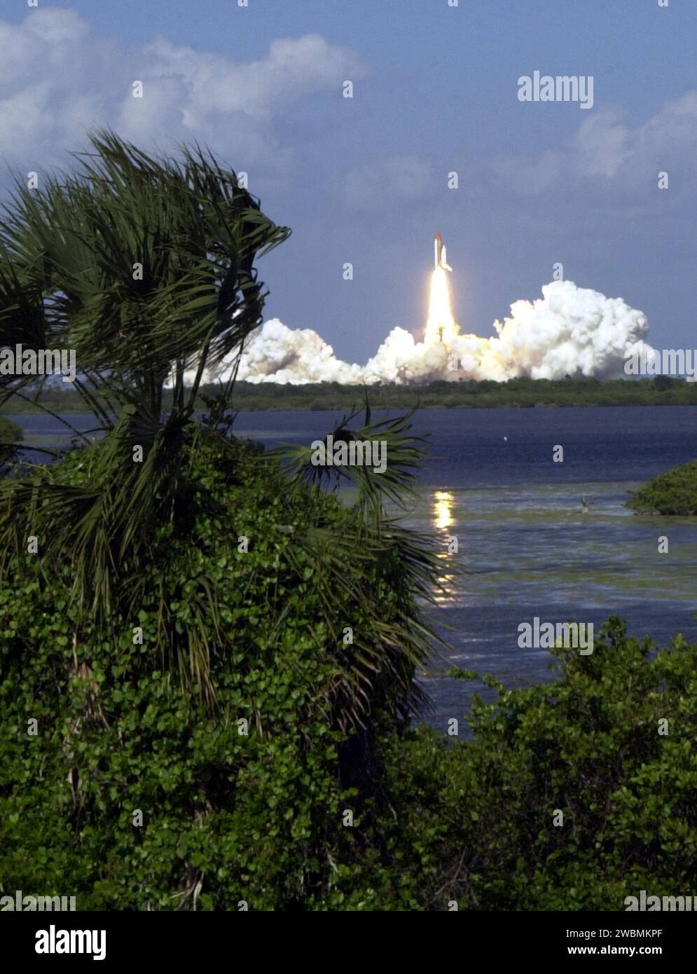 Das Space Shuttle Atlantis startete mit der Mission STS-110 vom Kennedy Space Center um 16:44:19 Uhr EDT trotz böser Winde. Das ist der 13. Sammelflug zur Internationalen Raumstation. Stockfoto