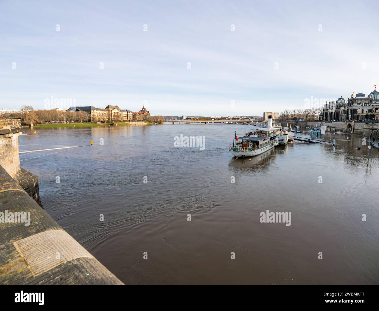 Die Überschwemmung der Elbe in der Dresdner Altstadt. Überlaufene Flussufer durch Auftauwasser bei extremen Wetterbedingungen in der Wintersaison. Stockfoto